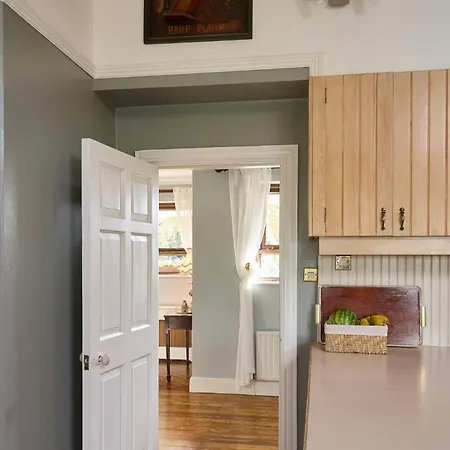 Feriehus Luxurious House Sleeps 8 - Free Parking & Garden