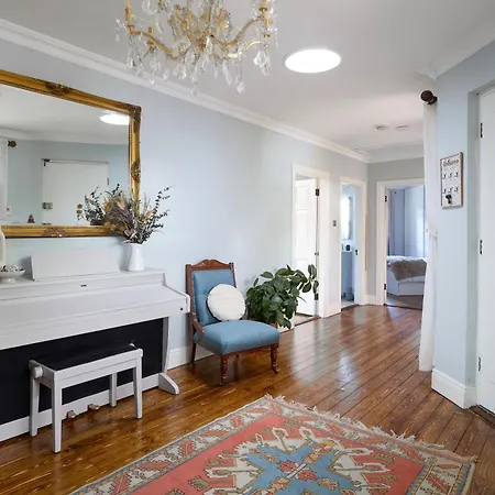 Feriehus Luxurious House Sleeps 8 - Free Parking & Garden Navan