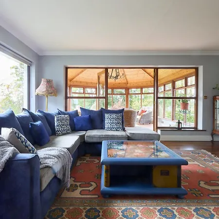 Luxurious Tranquil Private Sleeps 8 Free Parking *