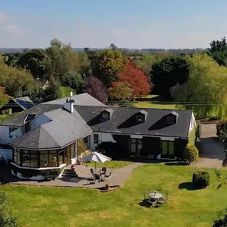 Feriehus Luxurious House Sleeps 8 - Free Parking & Garden *
