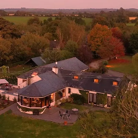 Luxurious Tranquil Private Sleeps 8 Free Parking