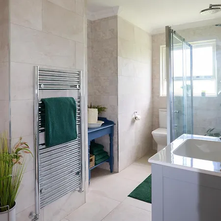 Feriehus Luxurious House Sleeps 8 - Free Parking & Garden Navan