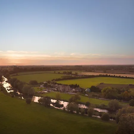 Luxurious Tranquil Private Sleeps 8 Free Parking *