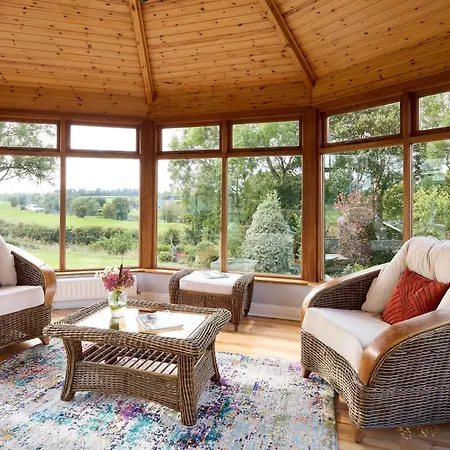 Luxurious Tranquil Private Sleeps 8 Free Parking * Navan