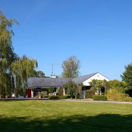 Feriehus Luxurious House Sleeps 8 - Free Parking & Garden