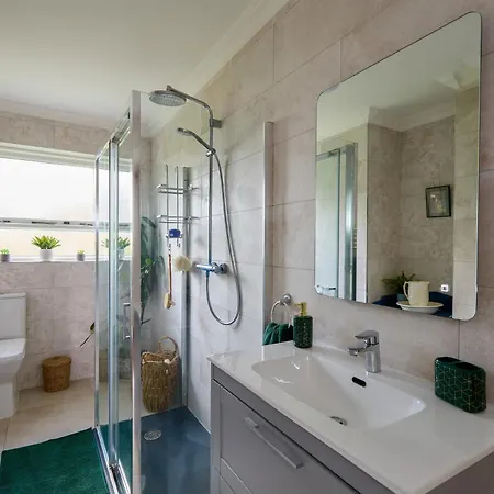 Luxurious House Sleeps 8 - Free Parking & Garden Feriehus Navan