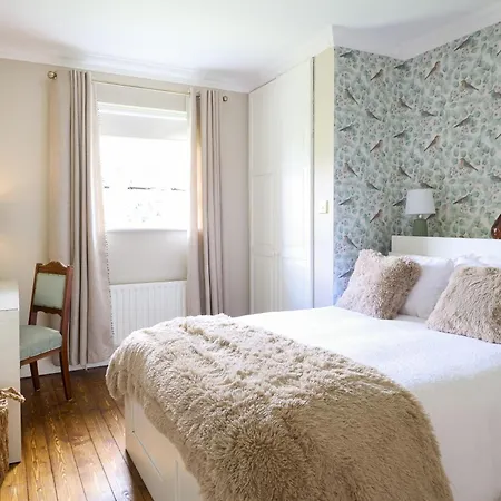 Luxurious House Sleeps 8 - Free Parking & Garden