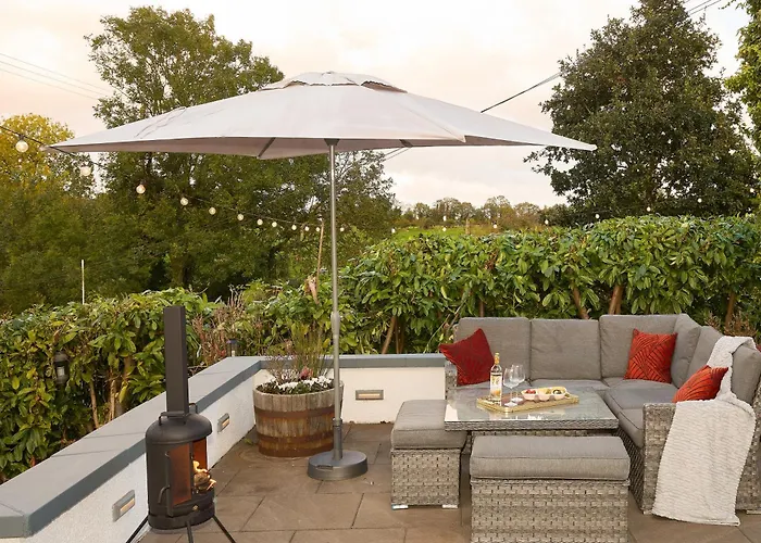 Luxurious Tranquil Private Sleeps 8 Free Parking *