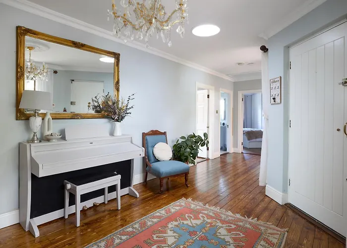 Дом отдыха Luxurious Tranquil Private Sleeps 8 Free Parking Наван