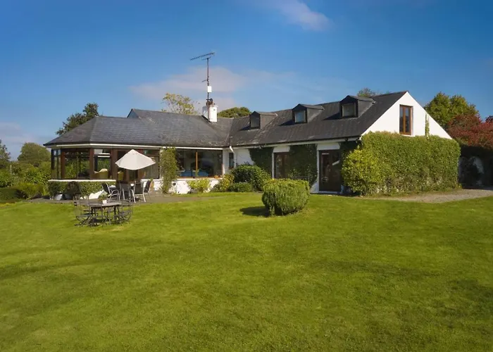 Дом отдыха Luxurious Tranquil Private Sleeps 8 Free Parking Наван