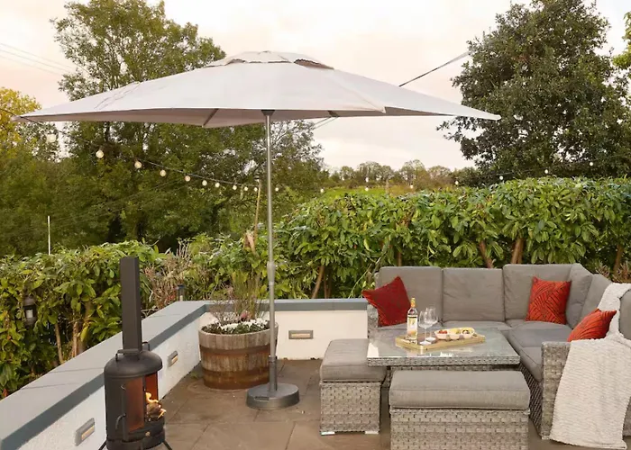 Дом отдыха Luxurious Tranquil Private Sleeps 8 Free Parking Наван