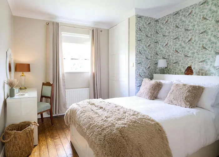 Luxurious Tranquil Private Sleeps 8 Free Parking